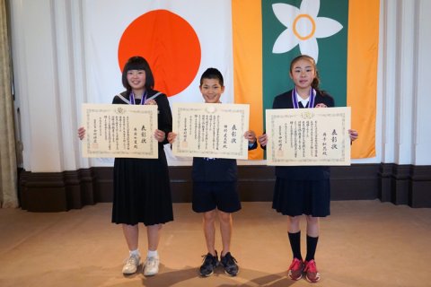 愛媛新聞「えひめ文化・スポーツ賞　１団体１６個人を表彰」