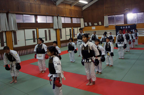 とわ二歳？とわのVサイン？