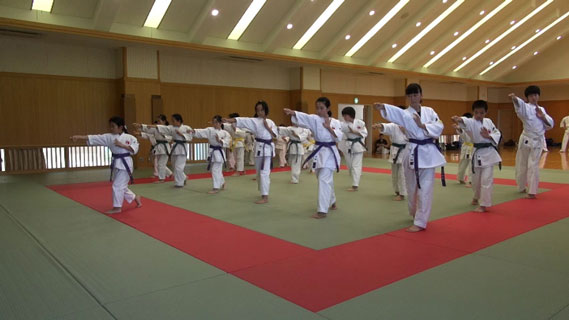 初伸 (SHOSHIN) 伸流 (SHINRYU) 五成 (GOSEI) 正流之形 (SEIRYU)by 愛媛県連盟審査