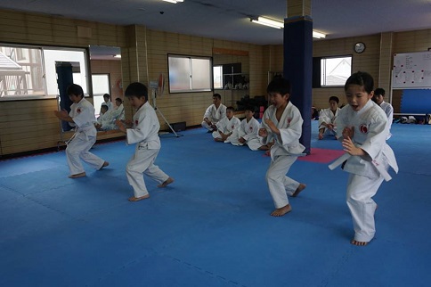 初伸之形 (SHOSHIN)  by 審査 in 岩国(2015.6)