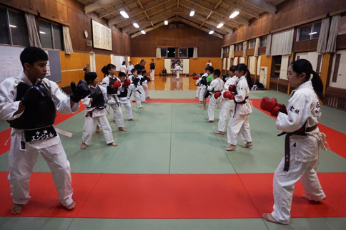 お昼は生協まつり、夜は日本拳法