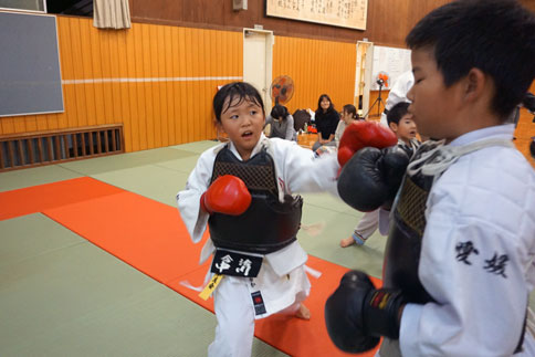 拳法衣　贈　今治拳友会