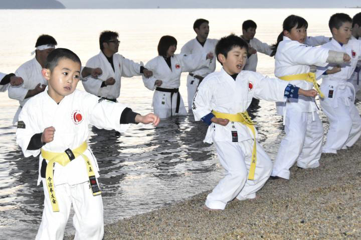 子どもたちも参加　今治で日本拳法の寒稽古｜ 愛媛新聞ONLINE