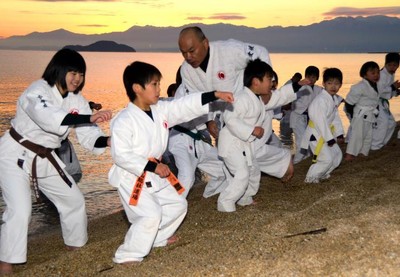 今治の海岸で日本拳法寒稽古｜愛媛新聞ONLINE