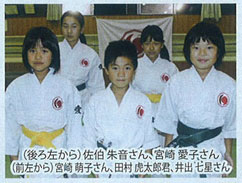 (後ろ左から）佐伯朱音さん、宮崎愛子さん、(前左から）宮崎萌子さん、田村虎太郎君、井出七星さん　